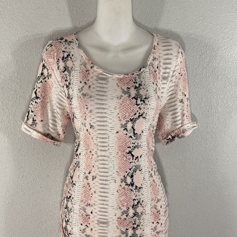 Isabella Oliver for a Pea in the Pod pink snake print midi dress - Picture 3 of 11